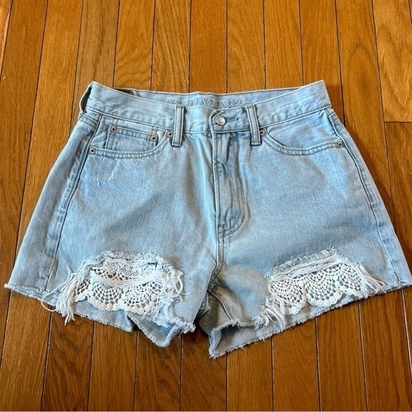 American Eagle Mom Shorts Distressed Crochet Light Denim Jean Sz 2 Inseam 2.5” - Picture 1 of 7